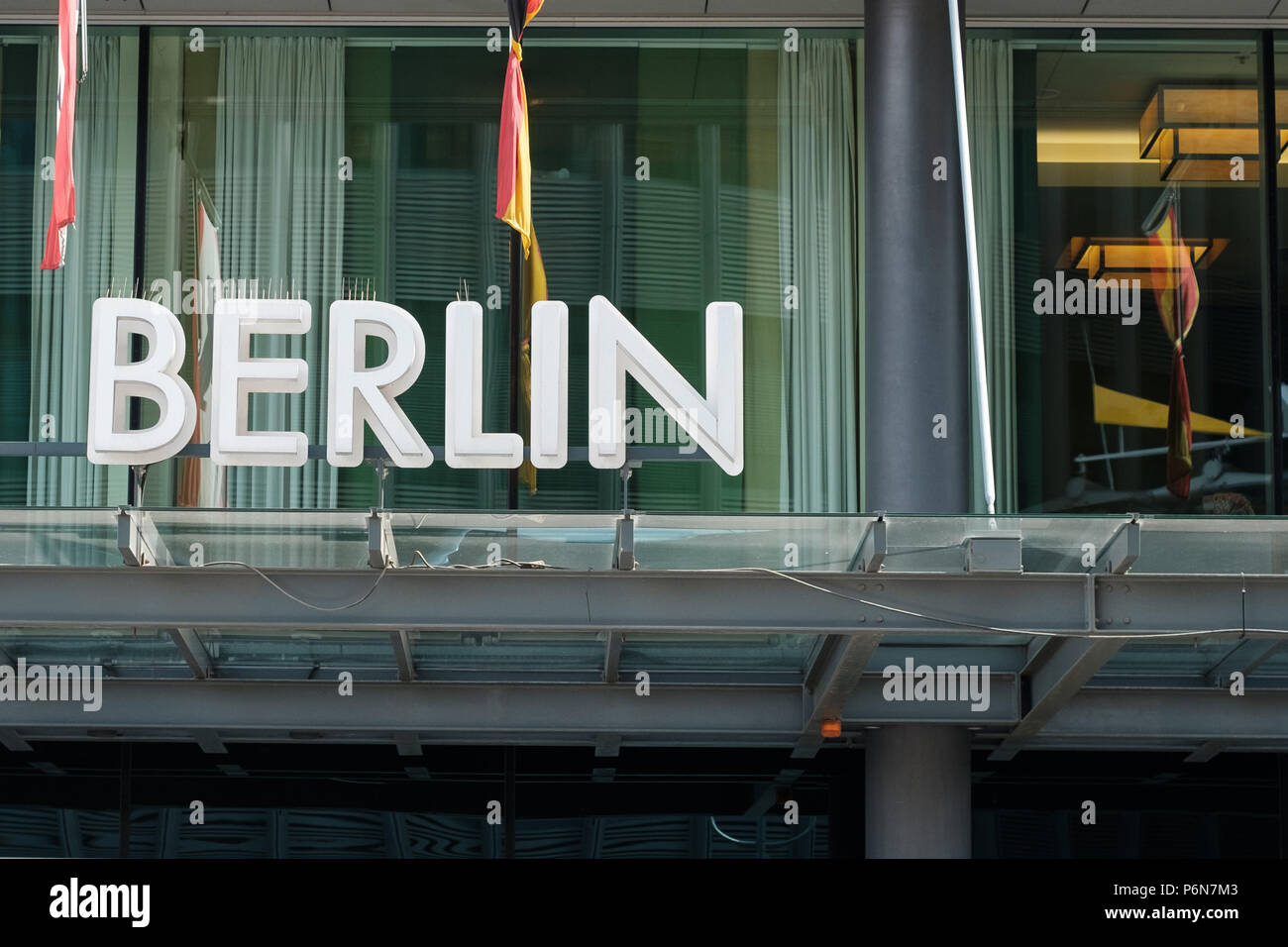 Le mot BERLIN en lettres de néon sur la façade de l'immeuble Banque D'Images