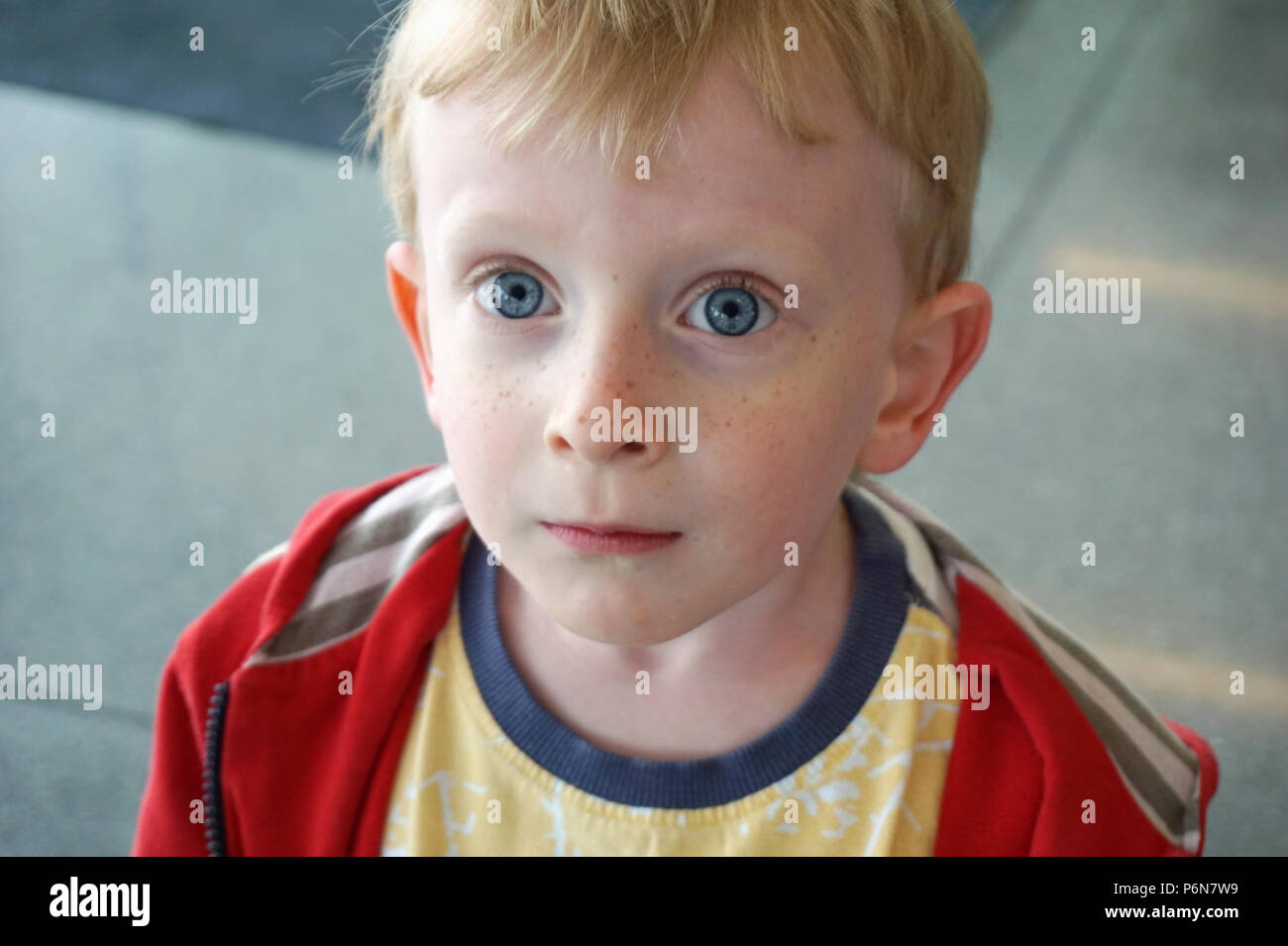 Beaux yeux bleus étonnés quatre ans garçon à la surprise dans la distance. Drôle et mignon enfants concept portrait Banque D'Images