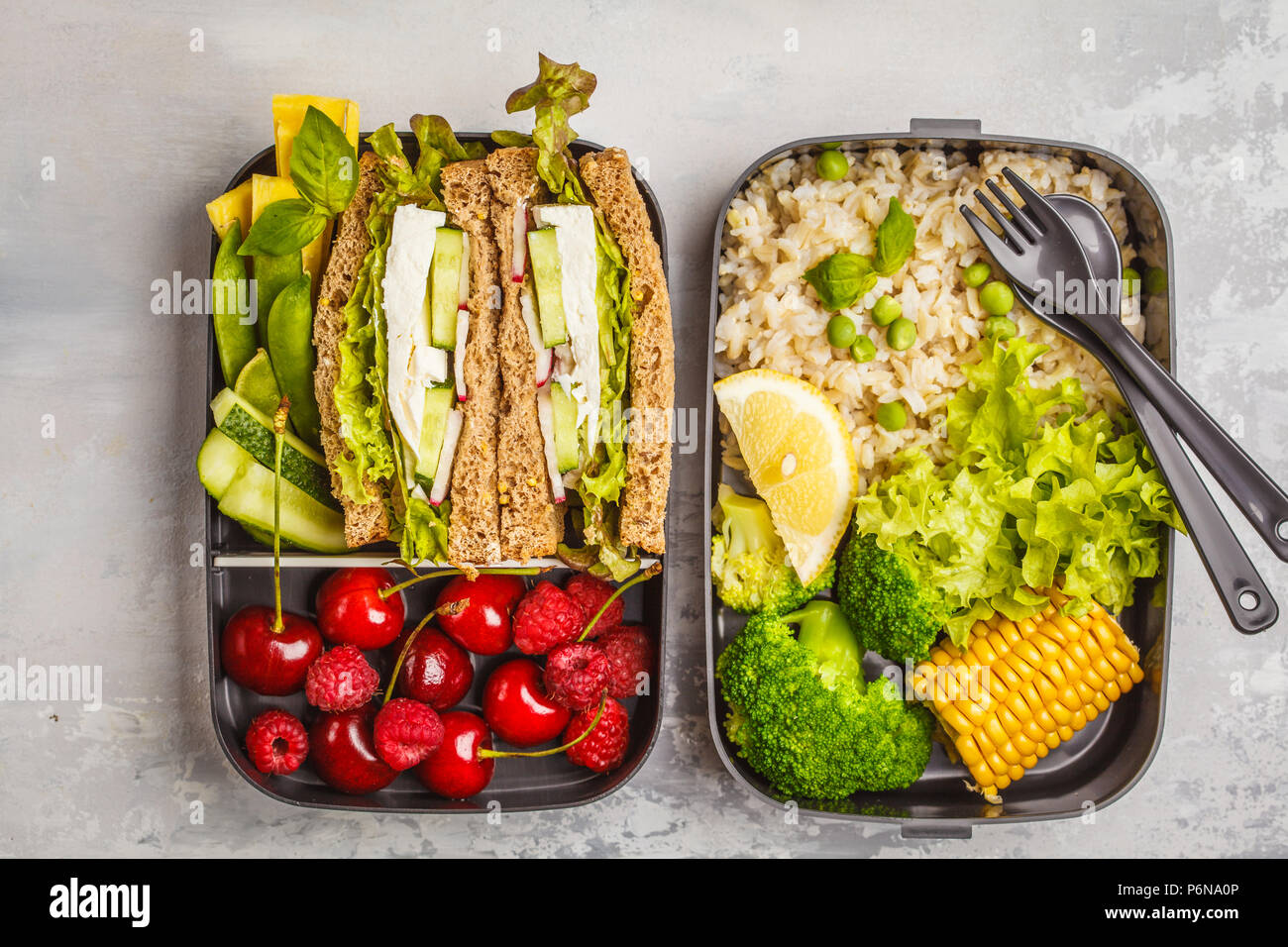 Préparation des repas sains avec des contenants sandwich feta avec fruits, baies, légumes et riz. Concept alimentaire végétarien sain. La nourriture à emporter. Banque D'Images