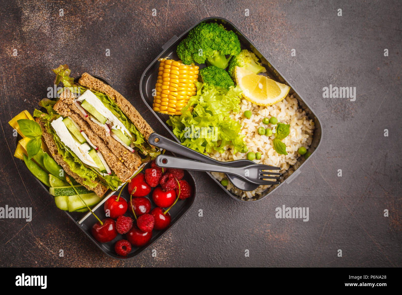 Préparation des repas sains avec des contenants sandwich feta avec fruits, baies, légumes et riz. Concept alimentaire végétarien sain. La nourriture à emporter. Banque D'Images