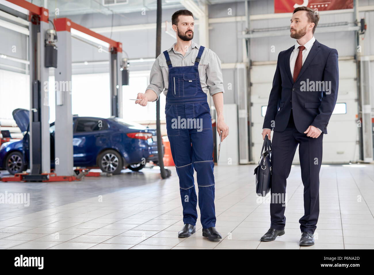 Businessman at Car Factory Banque D'Images