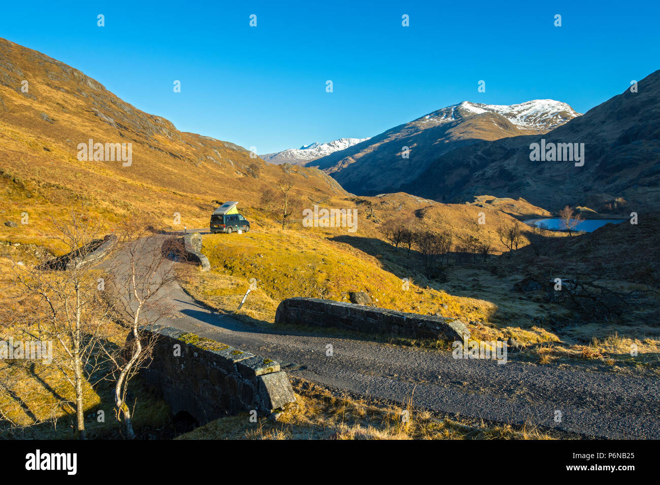 Bheinn Buidhe de près de Loch Doire Duibh, au-dessus de Kinloch Hourn, région des Highlands, Ecosse, Royaume-Uni. Mazda Bongo campervan en premier plan. Banque D'Images