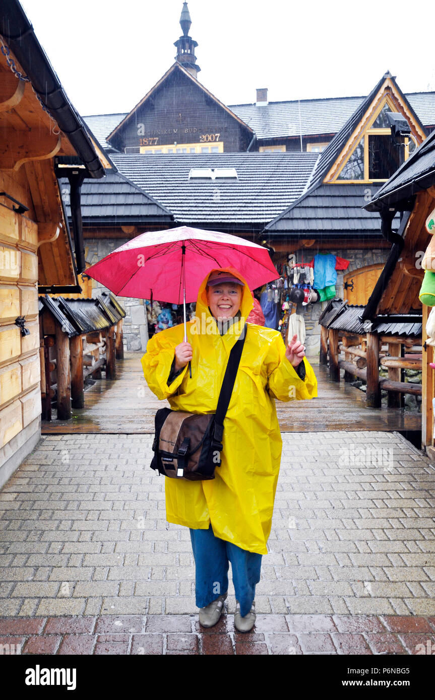 Smiling tourist sous parapluie à centre commercial, , Zakopane (Pologne), est de l'Europe Banque D'Images