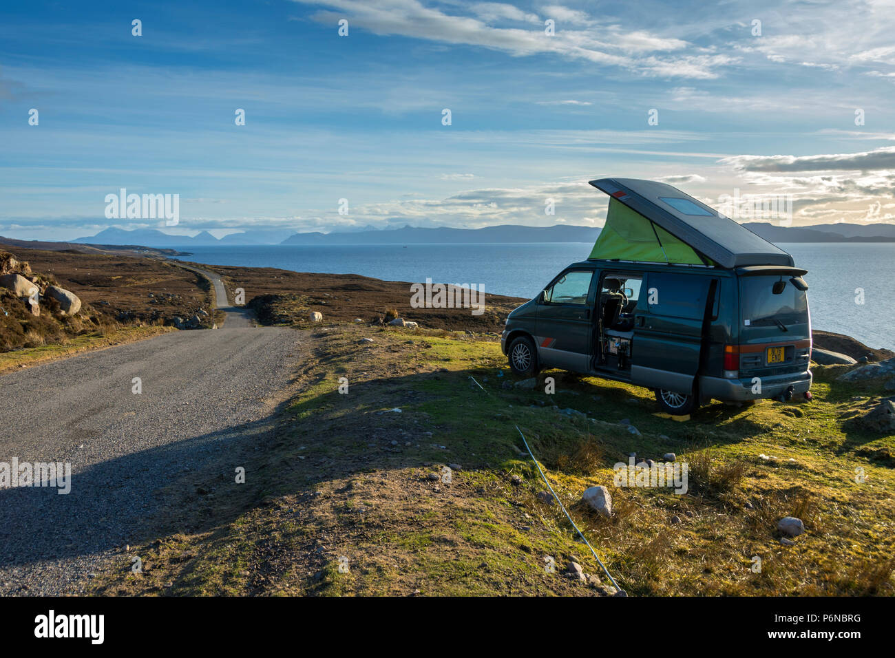 Une Mazda Bongo Friendee campervan par le Saint à Shieldaig route côtière avec l'île de Skye au loin. Région des Highlands, Ecosse, Royaume-Uni Banque D'Images