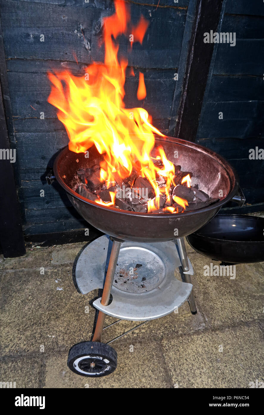 Maison BBQ flammes, charbon de bois sur le feu, se préparer à cuire Banque D'Images