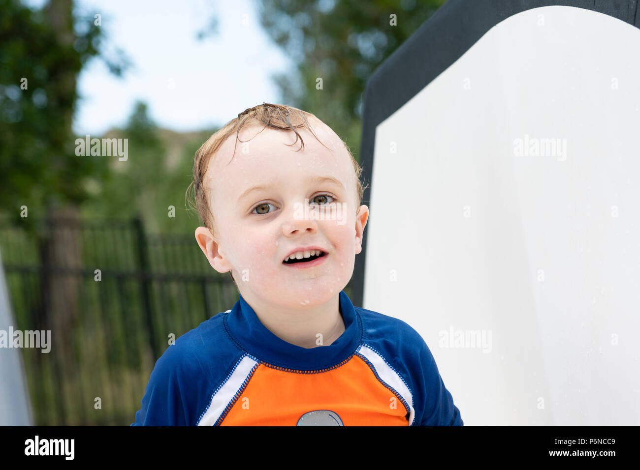 Bebe Garcon Jouant A Jets De Voisinage Piscine Diapositive Avec Une Bonne Protection Solaire Photo Stock Alamy Bebe Garcon Jouant A Jets De Voisinage Piscine Diapositive Avec Une Bonne Protection Solaire Photo Stock Alamy
