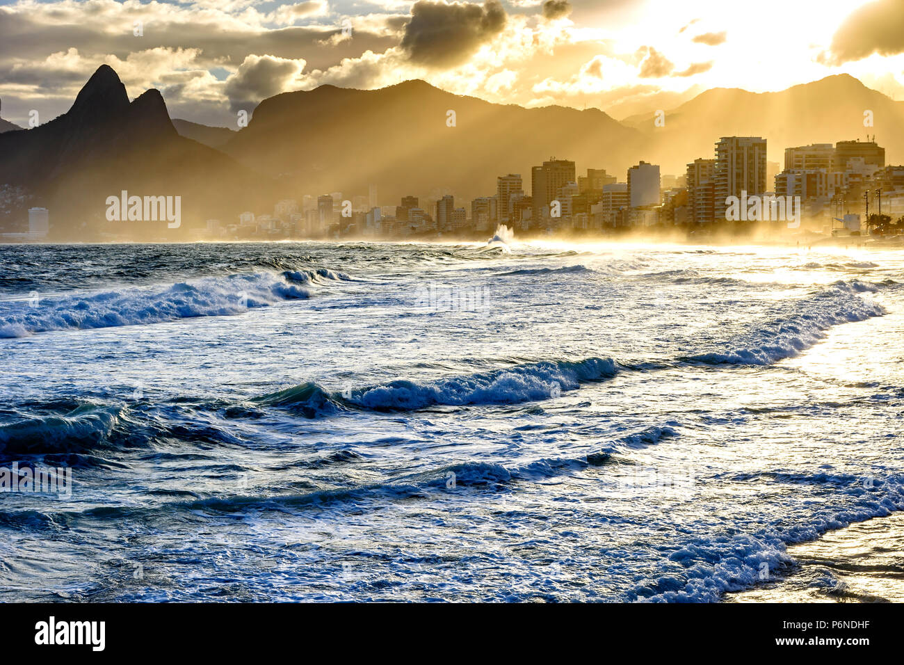 Coucher du soleil d'été avec ciel nuageux avec deux frères Hill et Vidigal slum vue depuis la plage d'Ipanema à Rio de Janeiro Banque D'Images