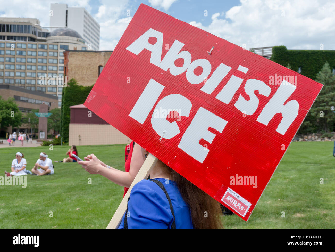 MINNEAPOLIS, MN/USA - 30 juin 2018 : individu non identifié portant un panneau disant 'Ice' abolir dans les familles appartiennent ensemble mars. Banque D'Images