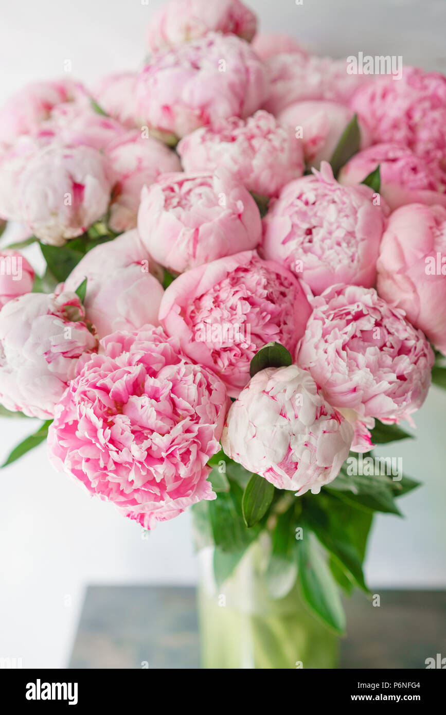 Magnifique bouquet de pivoines rose . Composition florale, lumière du jour.  Fond d'écran. De jolies fleurs dans vase en verre Photo Stock - Alamy