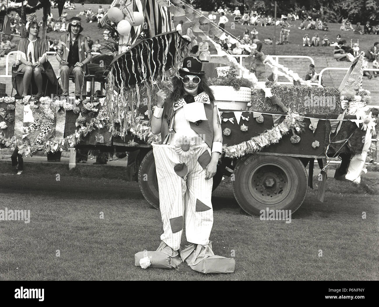 Des années 1960, un clown adultes bande dessinée en tenue à l'extérieur à un carnaval. Banque D'Images