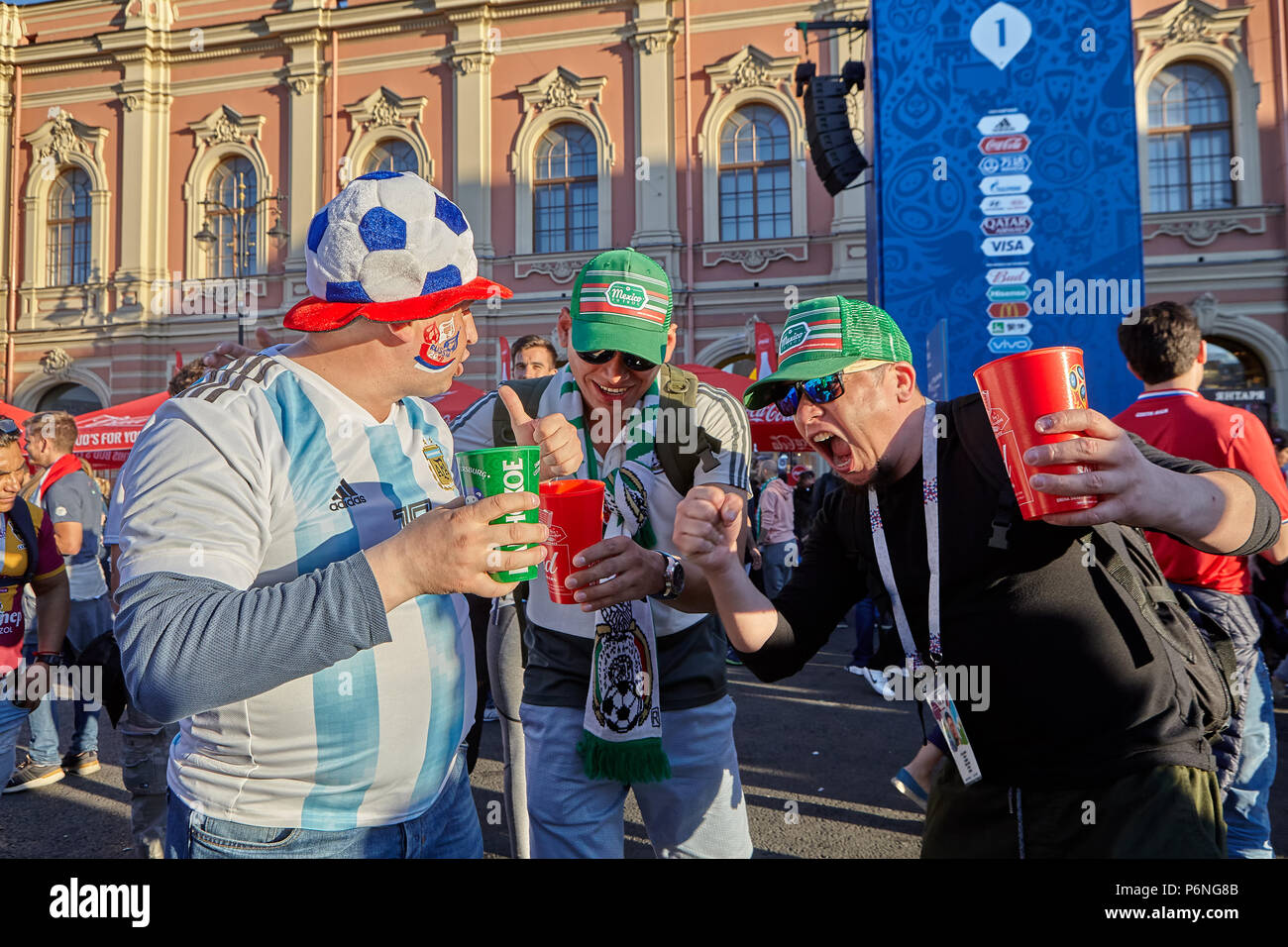 Saint-pétersbourg, Russie - le 25 juin 2018 Football : fans de diverses  équipes nationales saluent à FIFA Fan Fest dans la fan zone, durant la  mundial Photo Stock - Alamy