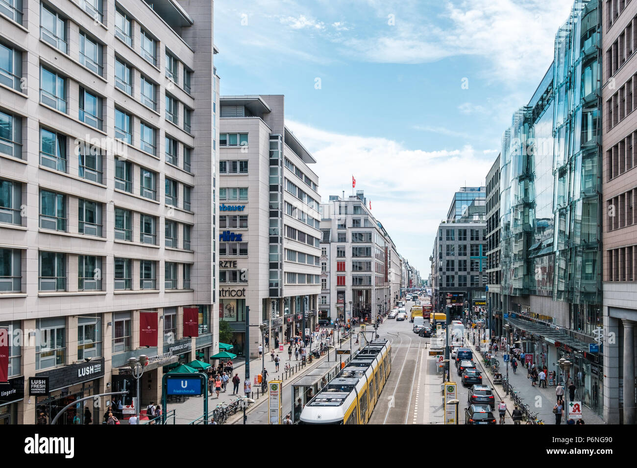 Berlin, Allemagne - juin 2018 : rue / quartier commerçant animé de paysages à la Friedrichstrasse sur journée ensoleillée à Berlin, Allemagne Banque D'Images