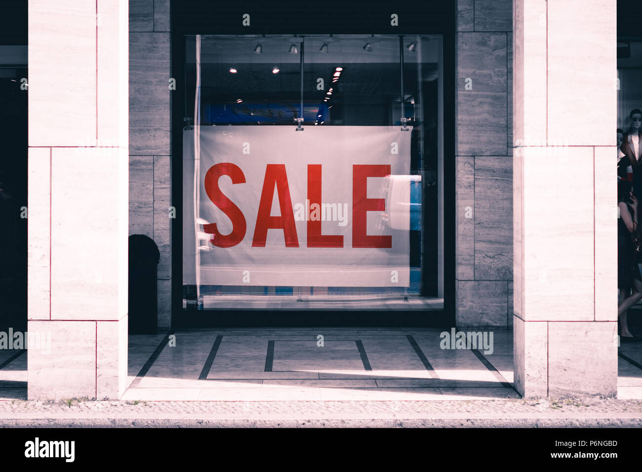 Vente - fenêtre de magasinage, store affichent le mot vente Banque D'Images