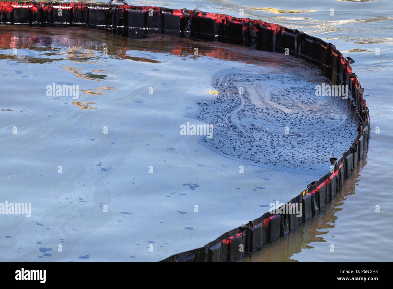 Barrière flottante à la pollution par les hydrocarbures barrage Banque D'Images