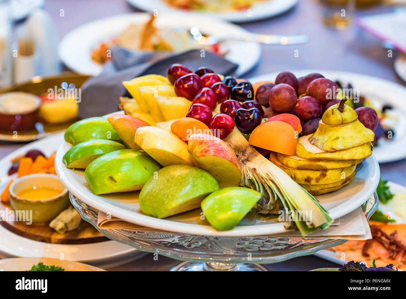 Belle assiette de fruits sur table de fête Photo Stock - Alamy