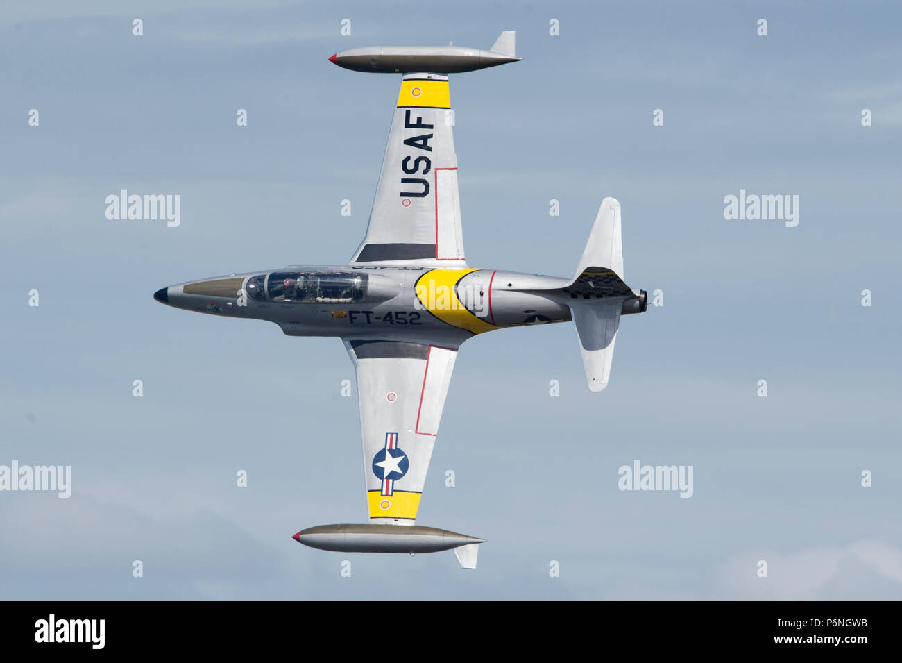 Greg "filaire" Coyler effectue des manœuvres aériennes dans son T-33 Ace au cours de l'Arctic Thunder Open House at Joint Base Elmendorf-Richardson, Alaska, le 30 juin 2018. Cet événement bisannuel organisé par JBER est l'un des plus grands de l'état et l'une des premières démonstrations aériennes dans le monde. L'événement inclut plusieurs artistes interprètes ou exécutants et des actes au sol pour inclure les forces conjointes JBER, U.S. Air Force F-22 de l'US Air Force Thunderbirds et les équipes de démonstrations, Juin 30-Juillet 1. (U.S. Air Force photo par Alejandro Peña) Banque D'Images