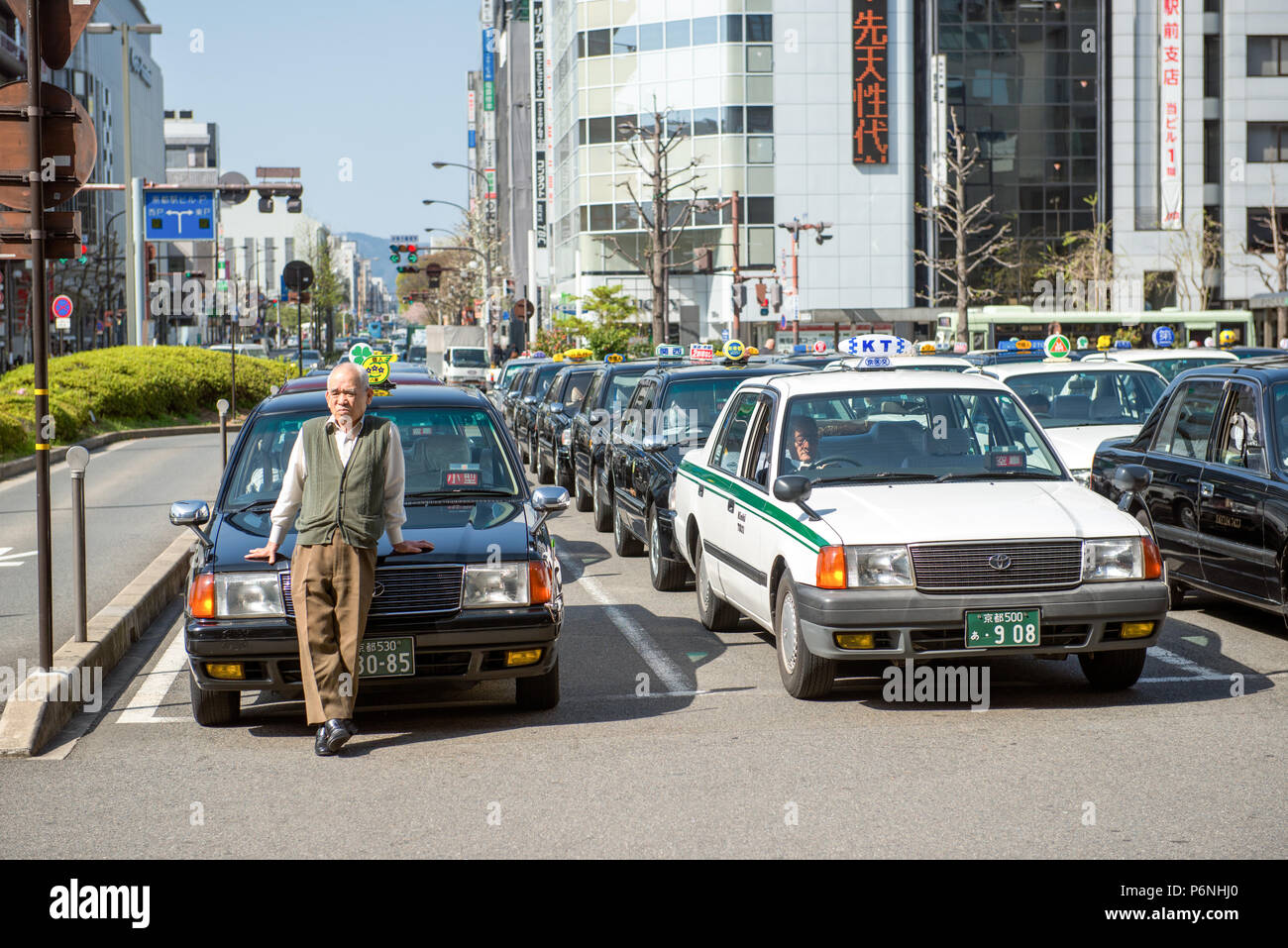 Les taxis japonais attendent devant la gare de Kyoto. Kyoto est une destination touristique majeure au Japon. Banque D'Images
