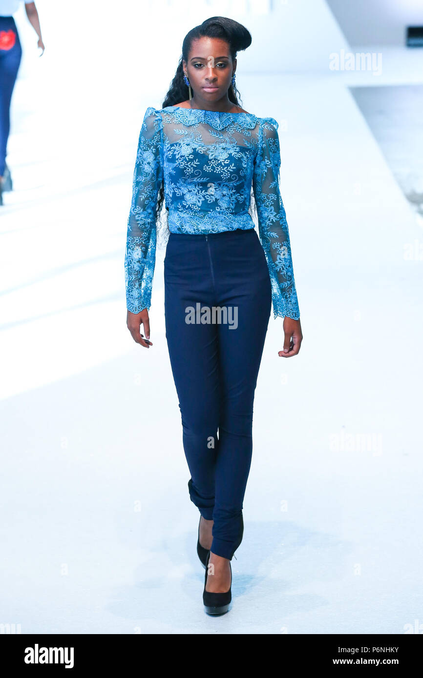 Londres, Royaume-Uni, août 2014 , Fyyfe a présenté sa nouvelle collection à la Fashion Week de Londres 2014 L'Afrique. Mariusz Goslicki/Alamy Banque D'Images