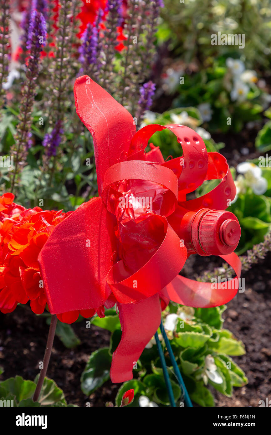 Les enfants de l'école primaire de cerisier en Lymm, Cheshire, Angleterre, Royaume-Uni, ont enrichi leurs jardins de fleurs qu'ils ont fait eux-mêmes fro Banque D'Images