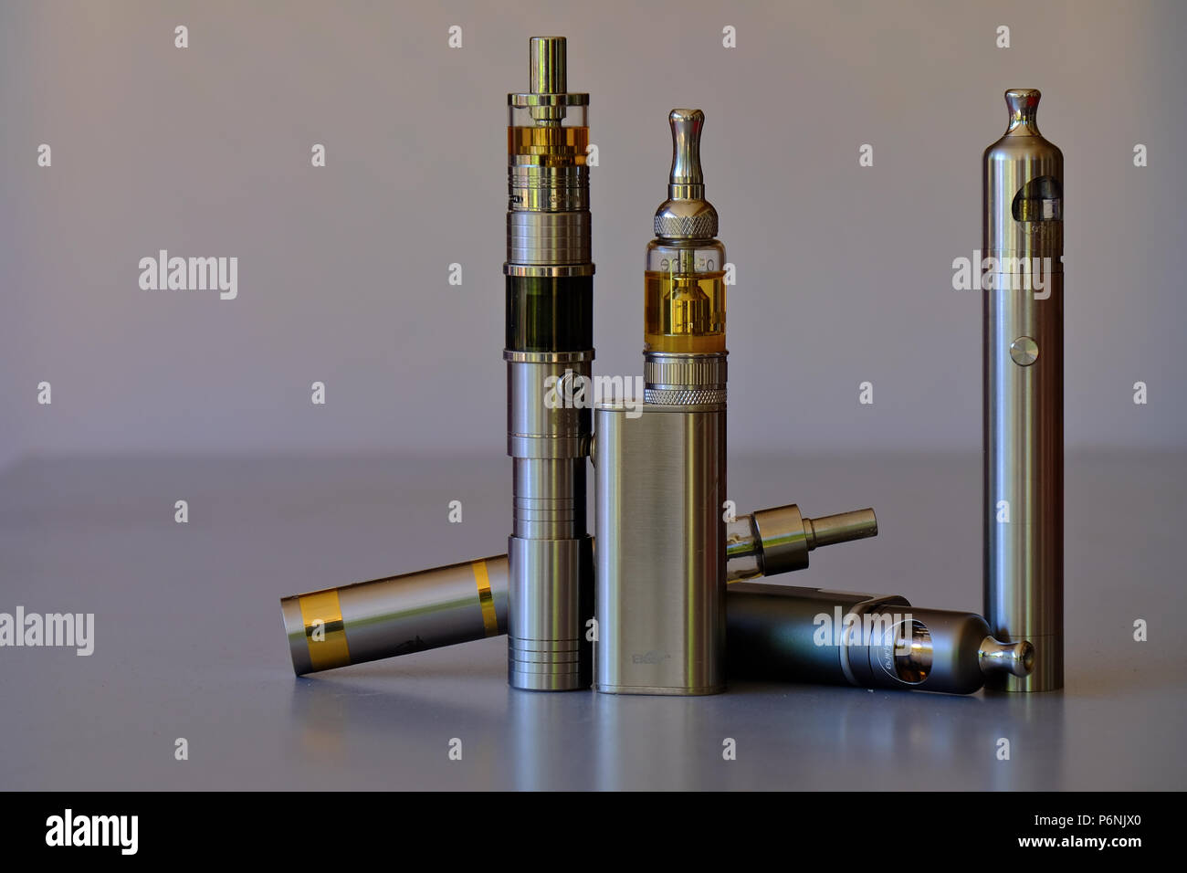 Un ensemble de diffrents dispositifs pour cigarette electronique tube  electronic cigarette ou vaping avec eliquid Photo Stock - Alamy