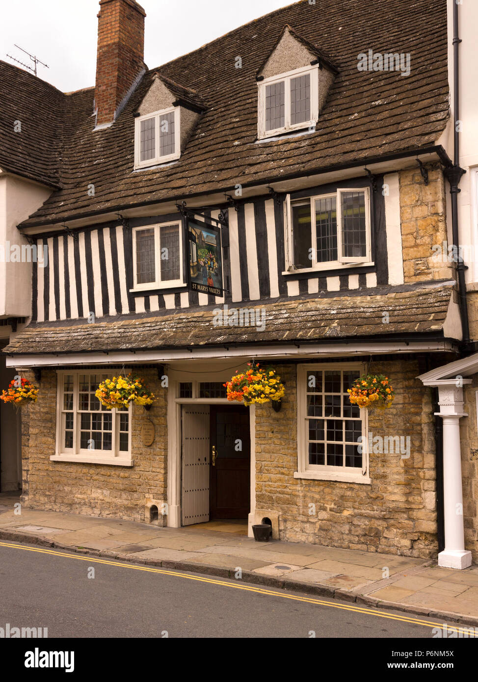 St Mary's, voûtes et pierres anciennes à colombages de public house, Stamford, Lincolnshire, Angleterre, RU Banque D'Images