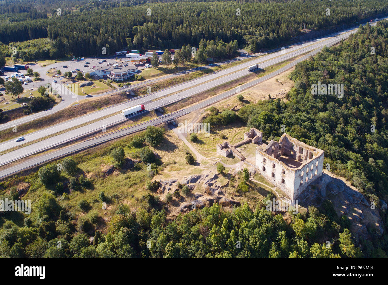 Granna, Suède - 26 juin 2018 : Vue aérienne de l'ruines Brahehus, restaurant et station service avec le numéro de l'autoroute E4 entre les deux. Banque D'Images