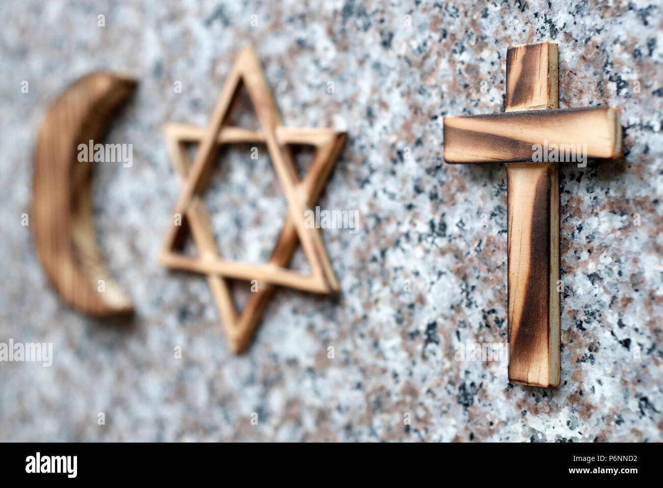 Le christianisme, l'Islam, le Judaïsme 3 religions monothéistes. Étoile,  Croix-Rouge et Croissant-Rouge : symboles interreligieux Photo Stock - Alamy