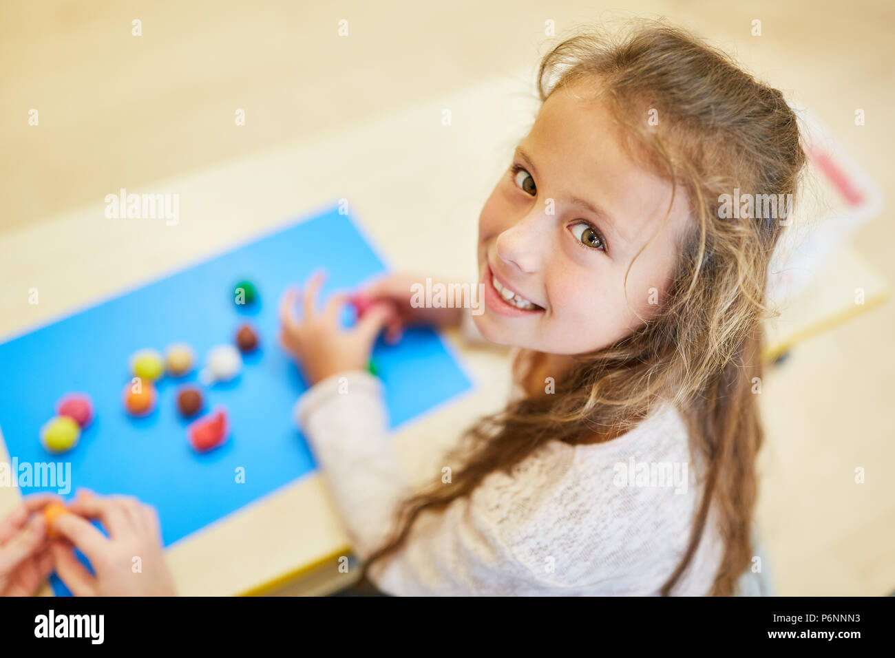 En tant que fille d'âge préscolaire ou freshmen à l'âge préscolaire jeu Banque D'Images
