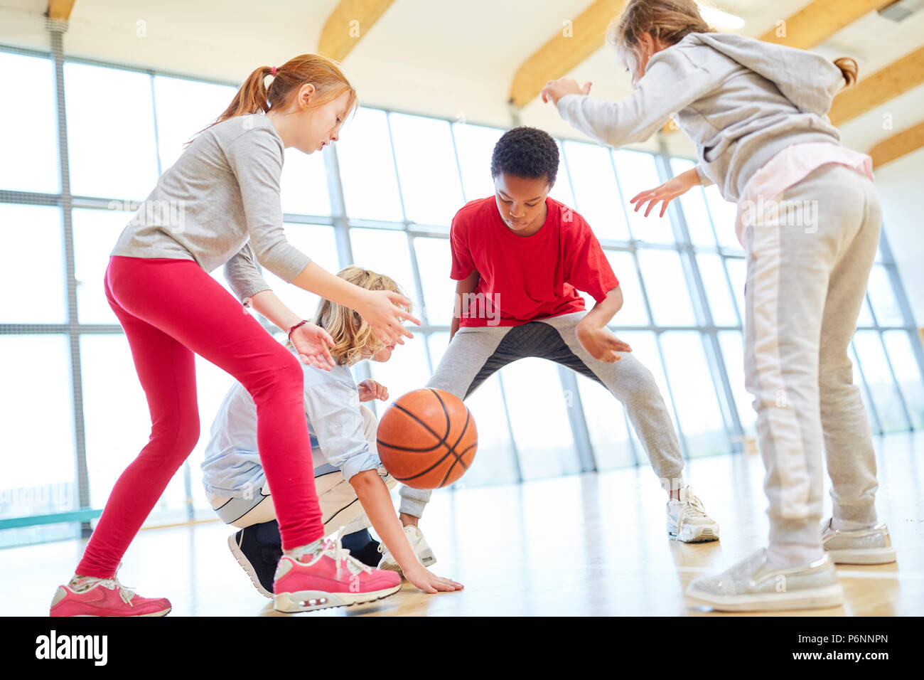 L'équipe de l'enfant joue au basketball ensemble dans une salle de sport en  éducation physique Photo Stock - Alamy