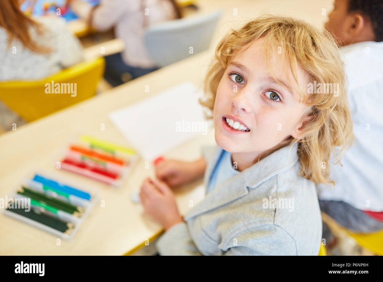 Garçon blond comme un étudiant de l'école tout en apprenant en maternelle ou l'école primaire Banque D'Images