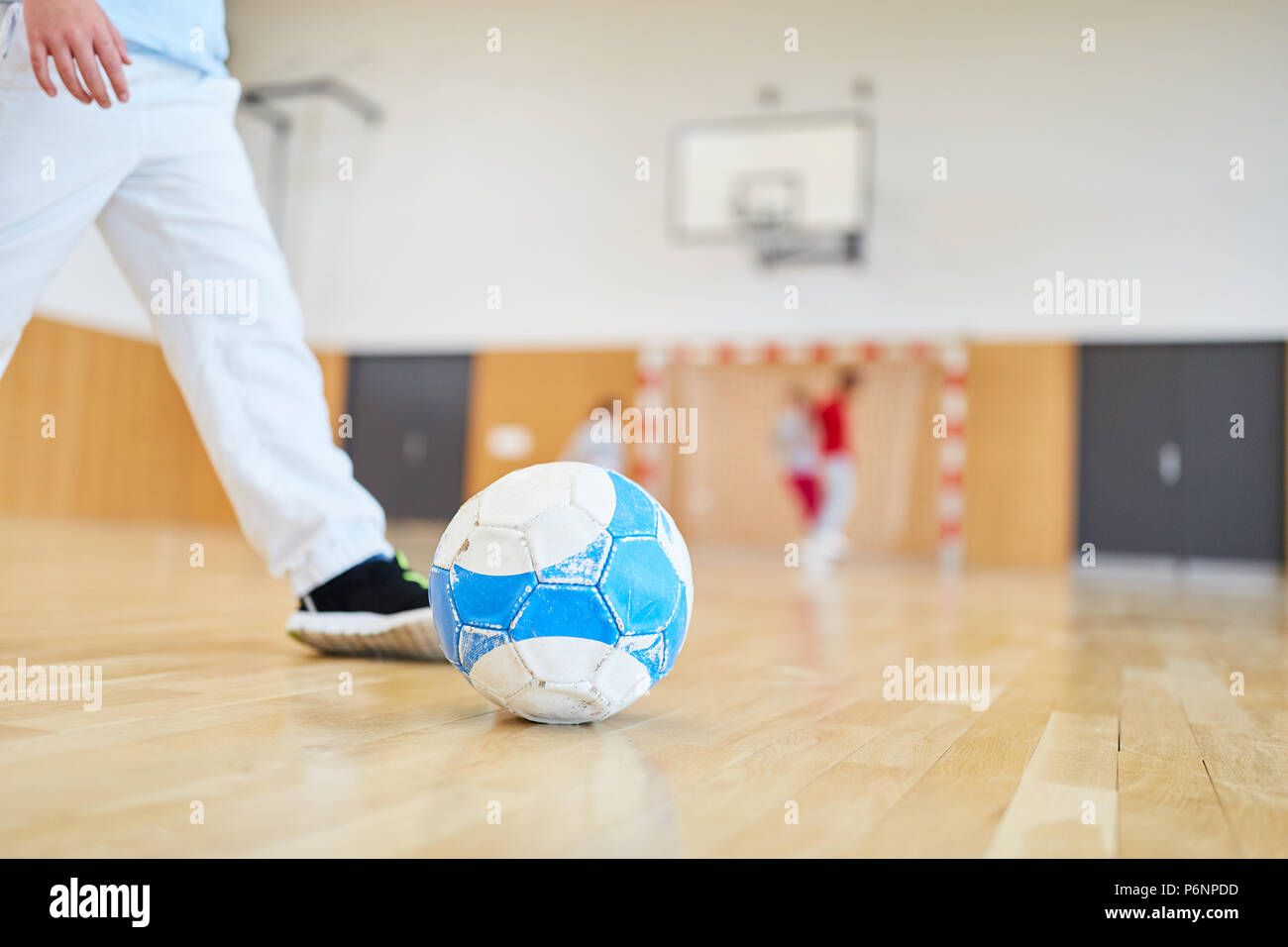 Les enfants dans le football. La formation dans le gymnase de l'école élémentaire Banque D'Images