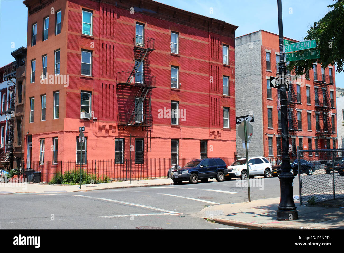 NEW YORK, NY - 30 juin : est-ce la bonne chose sur l'angle de Lexington Avenue et Stuyvesant Street à Bedford-Stuyvesant, où Spike Lee acclai Banque D'Images