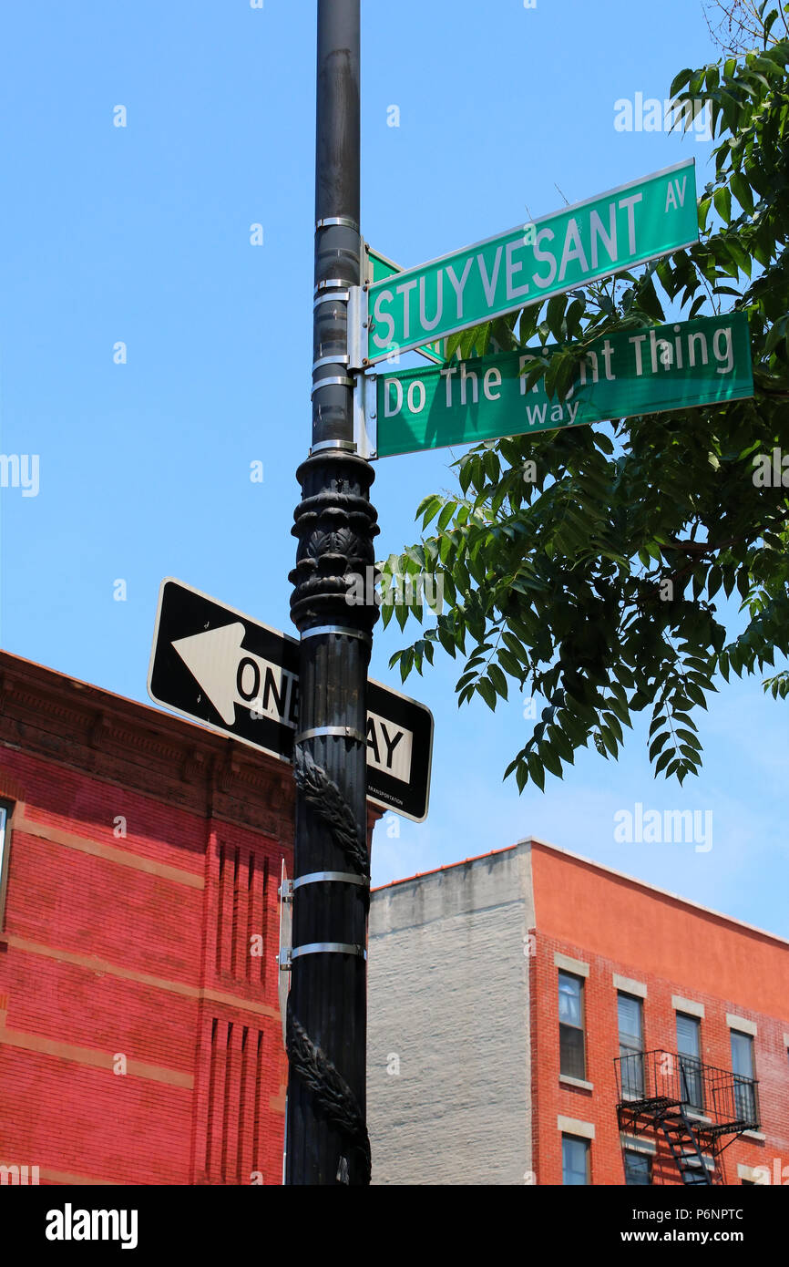 NEW YORK, NY - 30 juin : est-ce la bonne chose sur l'angle de Lexington Avenue et Stuyvesant Street à Bedford-Stuyvesant, où Spike Lee acclai Banque D'Images
