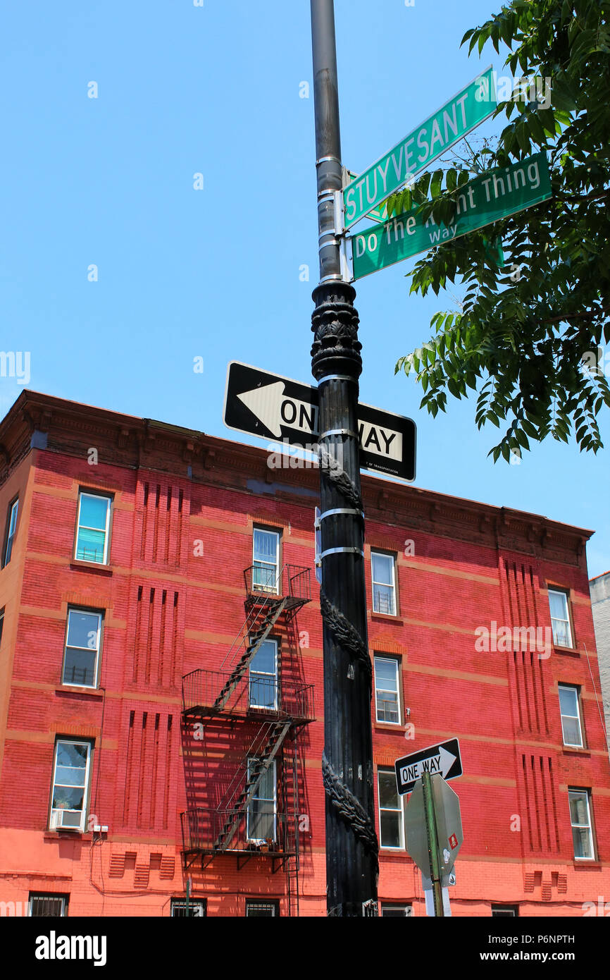 NEW YORK, NY - 30 juin : est-ce la bonne chose sur l'angle de Lexington Avenue et Stuyvesant Street à Bedford-Stuyvesant, où Spike Lee acclai Banque D'Images