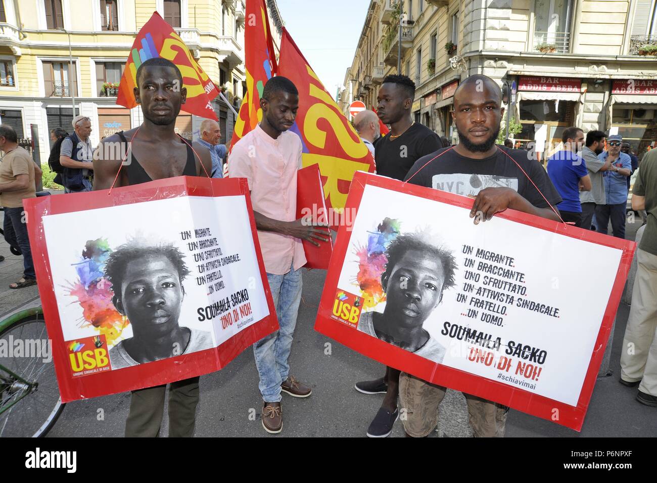 Milan, le 9 juin 2018, manifestation de protestation par les migrants pour le meurtre dans la plaine de Gioia Tauro, en Calabre, de Soumaila Sacko, immigrants africains du Mali, ouvrier agricole et syndicaliste de l'union indépendante CLÉ USB Banque D'Images