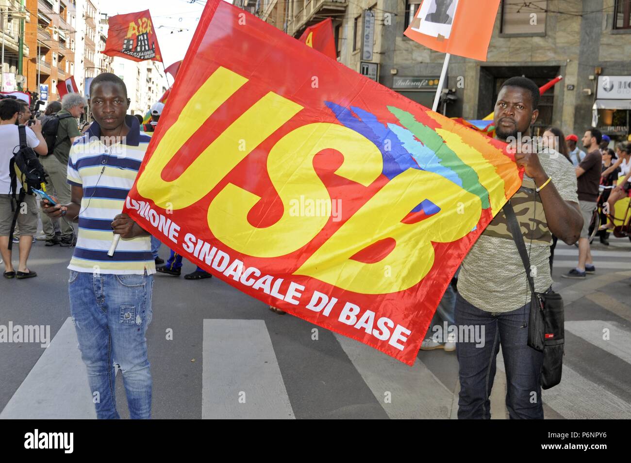 Milan, le 9 juin 2018, manifestation de protestation par les migrants pour le meurtre dans la plaine de Gioia Tauro, en Calabre, de Soumaila Sacko, immigrants africains du Mali, ouvrier agricole et syndicaliste de l'union indépendante CLÉ USB Banque D'Images