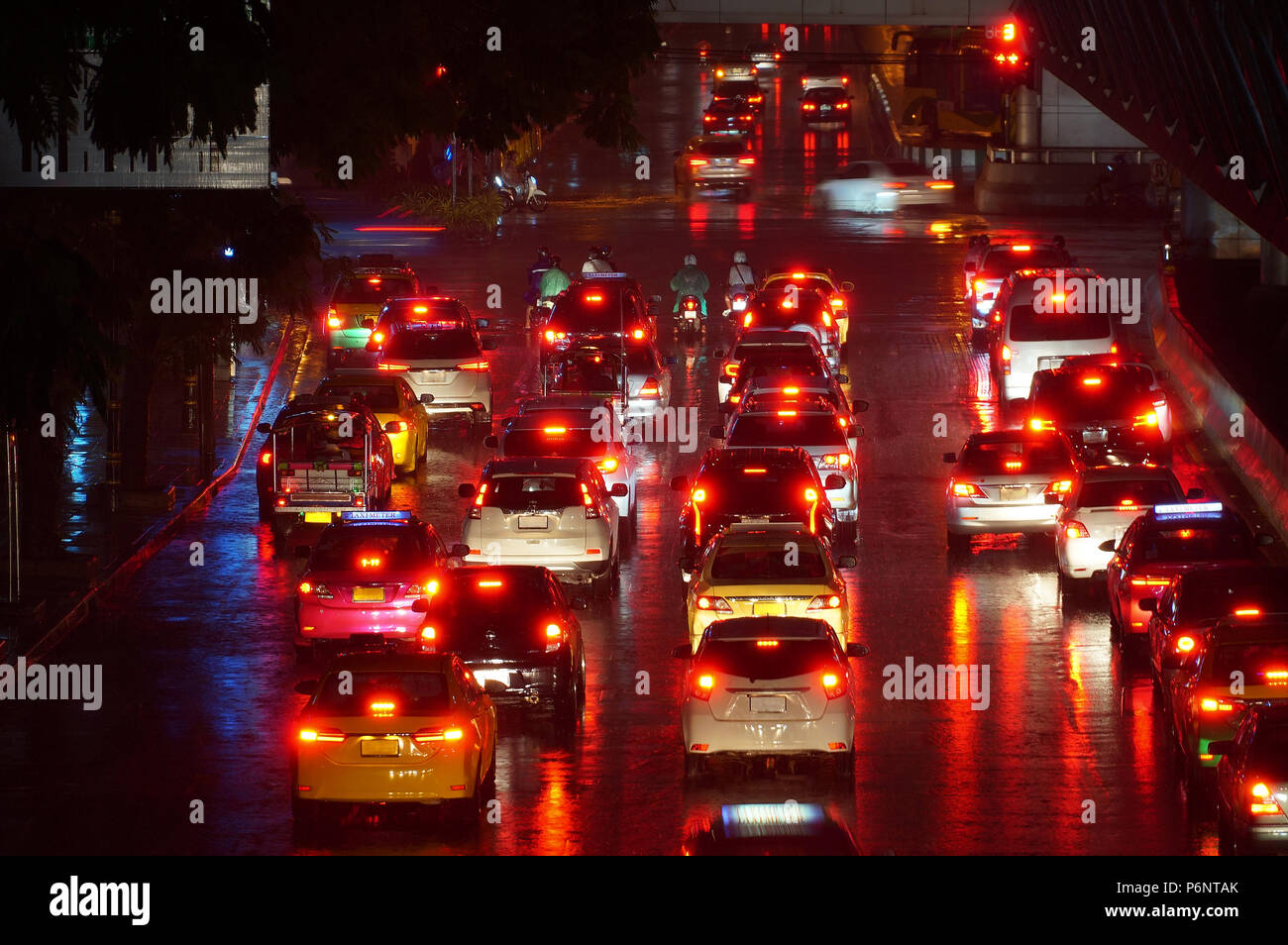 Pleuvoir sur la circulation la nuit. Banque D'Images