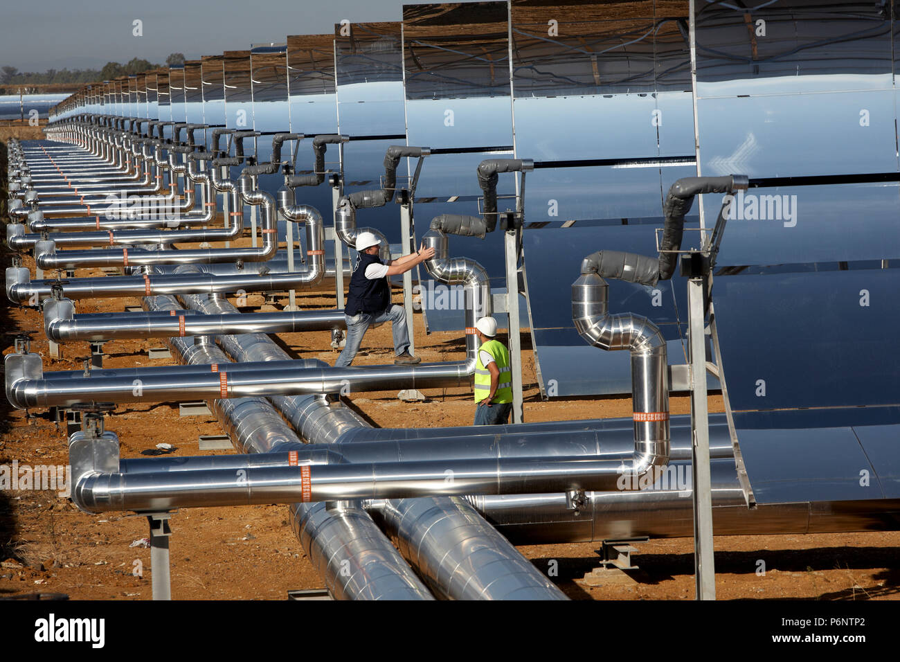 Miroir concave de la technologie de la centrale solaire 'La Suceava' près de Badajoz, Estrémadure en Espagne. Banque D'Images