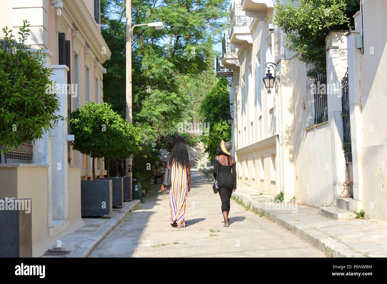 Deux femmes noires dans une robe de marcher dans la rue d'Athènes Grèce Banque D'Images