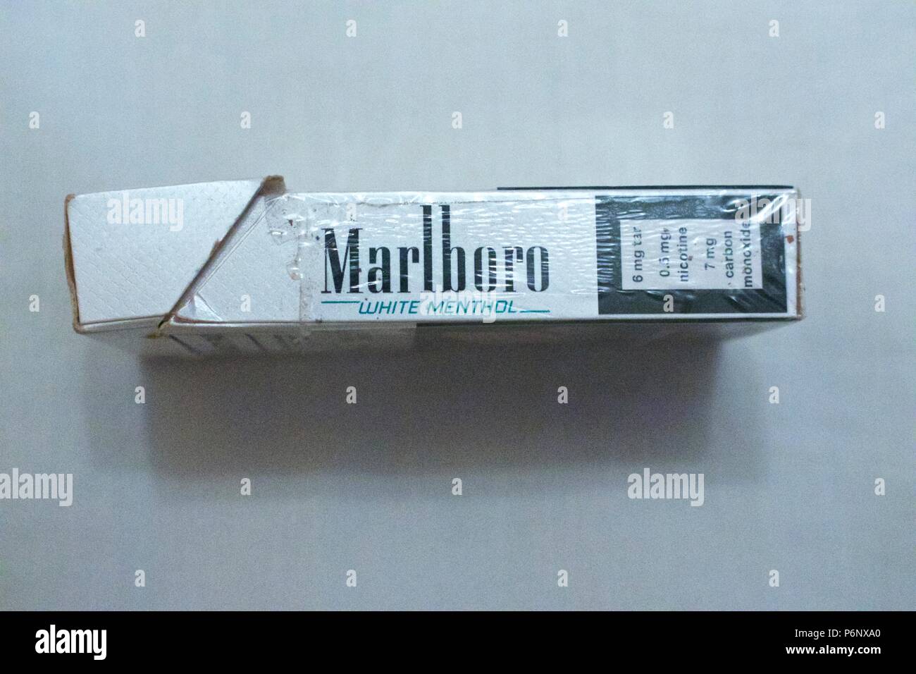 Plus en vente Marlboro Menthol Blanc Paquet de 10 paquet de cigarettes avec la marque. Menthol cigarettes deviendra illégal de vendre au Royaume-Uni en mai 2020 Banque D'Images