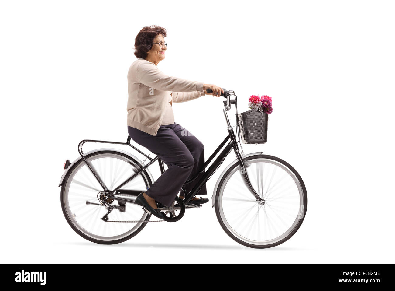 Mature Woman riding a bicycle isolé sur fond blanc Banque D'Images