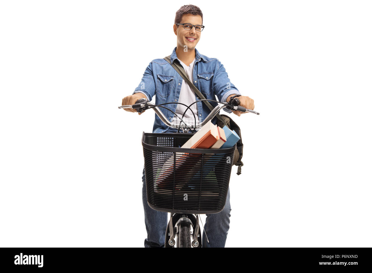 Jeune homme d'une bicyclette isolé sur fond blanc Banque D'Images