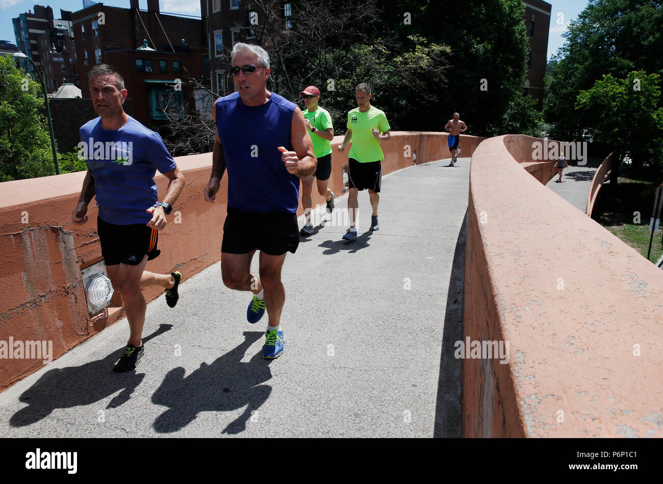 Un groupe d'hommes marcher Boston Massachusetts Banque D'Images