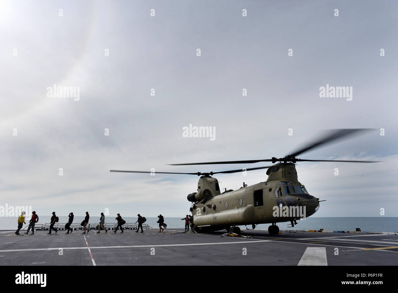 Les joueurs de rôle descendre d'un hélicoptère CH-47 sur le HMAS Canberra au cours de l'exercice Sea Raider en mer le 17 juin 2018. Les hélicoptères et les soldats prenaient part à des opérations d'évacuation des non-combattants dans le cadre de l'Ex de la série 18 de la mer. La série est conçu pour former les forces australiennes et les avions amphibies prêt. Les Marines américains et les marins à la Force de rotation maritime - Darwin 18 travaillent aux côtés de l'ADF dans le cadre du groupe opérationnel amphibie. (U.S. Marine Corps photo par le s.. Daniel Wetzel) Banque D'Images
