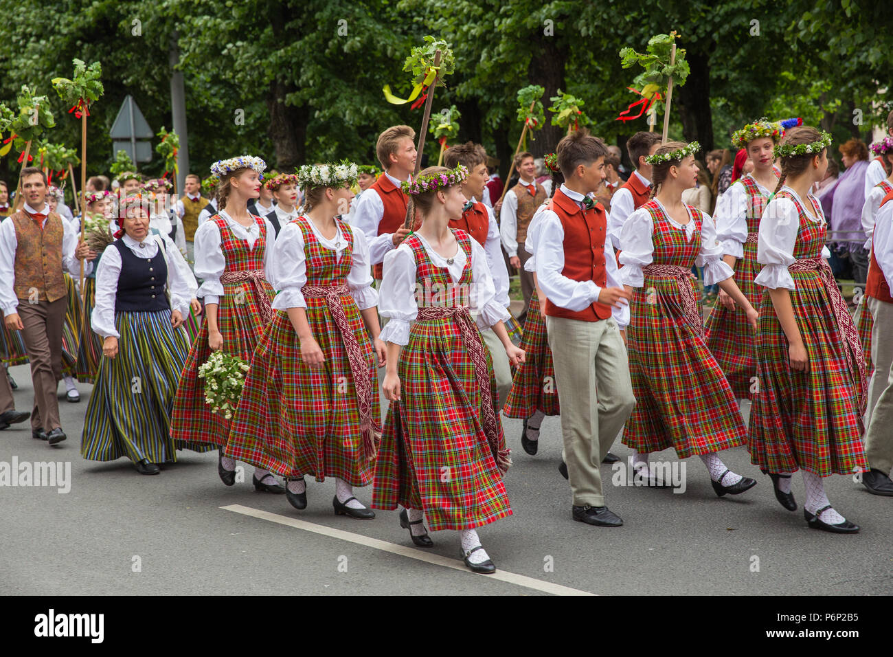 Riga, Lettonie. Festival Choral, chanteurs de rue, costume national et de la culture. Photo de voyage 2018. Banque D'Images