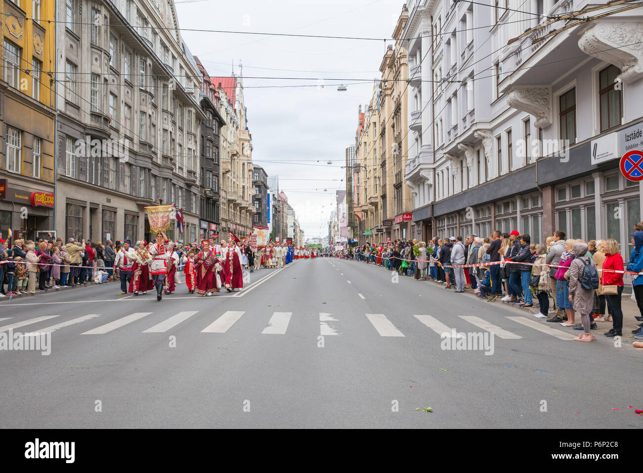Riga, Lettonie. Festival Choral, chanteurs de rue, costume national et de la culture. Photo de voyage 2018. Banque D'Images