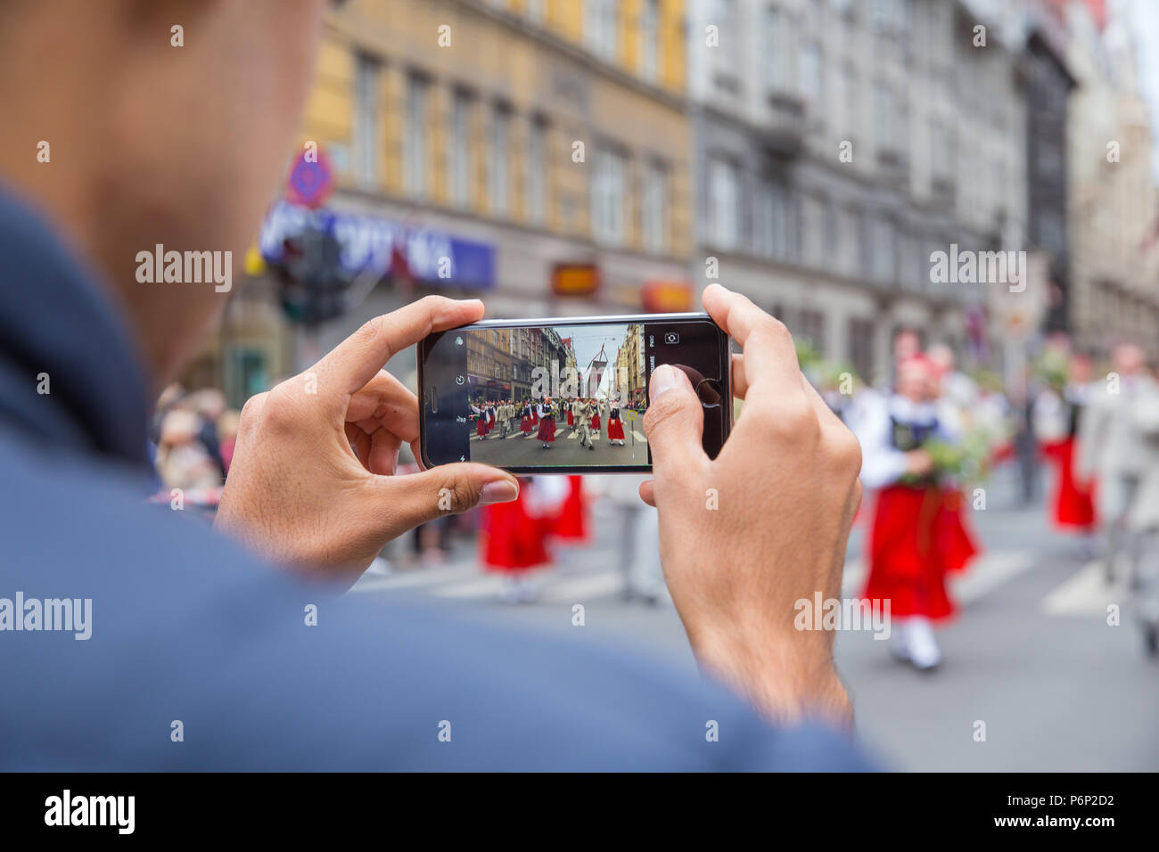 Riga, Lettonie. Festival Choral, chanteurs de rue, costume national et de la culture. Photo de voyage 2018. Banque D'Images
