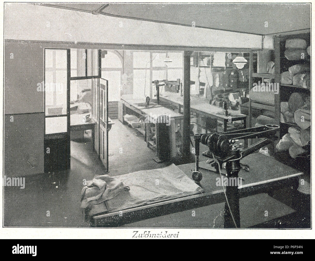 Circa 1920 Berufswäschefabrik Julius Buchholz, Seilwinderstraße 2 13-15, Hanovre, Zuschneiderei. Banque D'Images