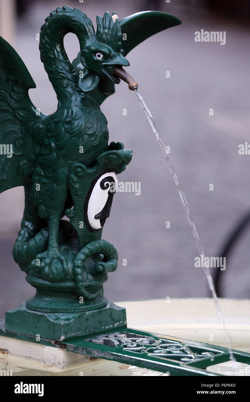 Fontaine avec dragon tenant le blason de la ville. Bâle. La Suisse. Banque D'Images
