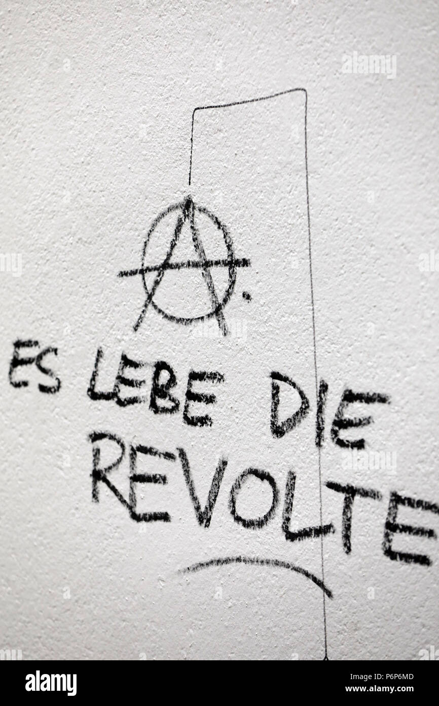 Symbole de l'anarchie avec graffiti peint sur mur blanc. Bâle. La Suisse. Banque D'Images